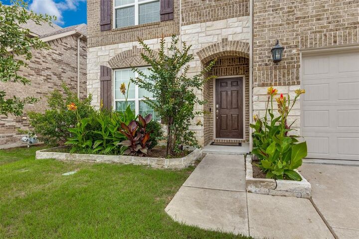 Property Photo: 1005 Pinnacle Breeze Drive TX 76052