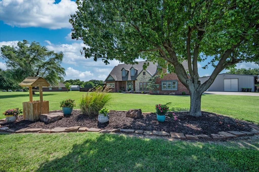 Property Photo: 8277 Rockcliff Way OK 73078
