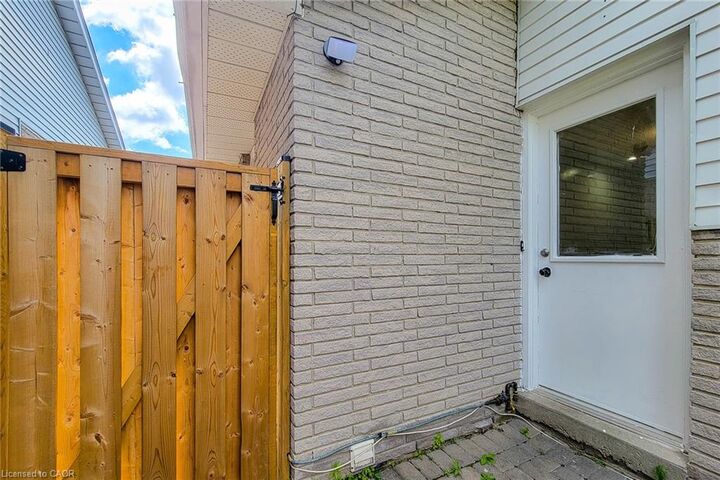 Property Photo:  10 Lancer Court Lower  ON L9B 2B2 