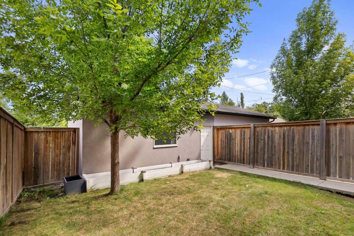 Property Photo: 124 25 Avenue NE AB T2X 1X8