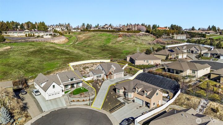 Property Photo: 715 N 74th Avenue WA 98908