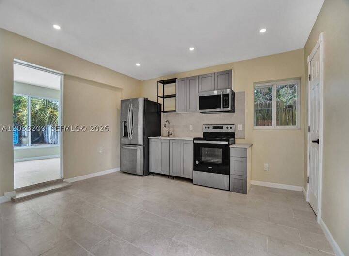 Property Photo:  2442 Garfield St 4  FL 33020 