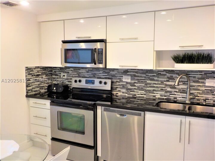 Property Photo: 20225 NE 34th Ct 618 FL 33180