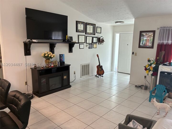 Property Photo: 1513 SW Apricot Rd FL 34953