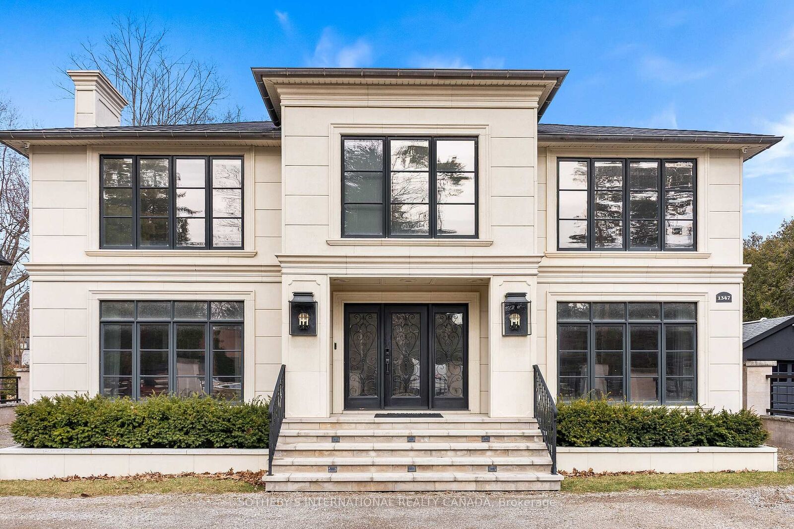 Property Photo:  1347 Queen Victoria Avenue  ON L5N 3N2 