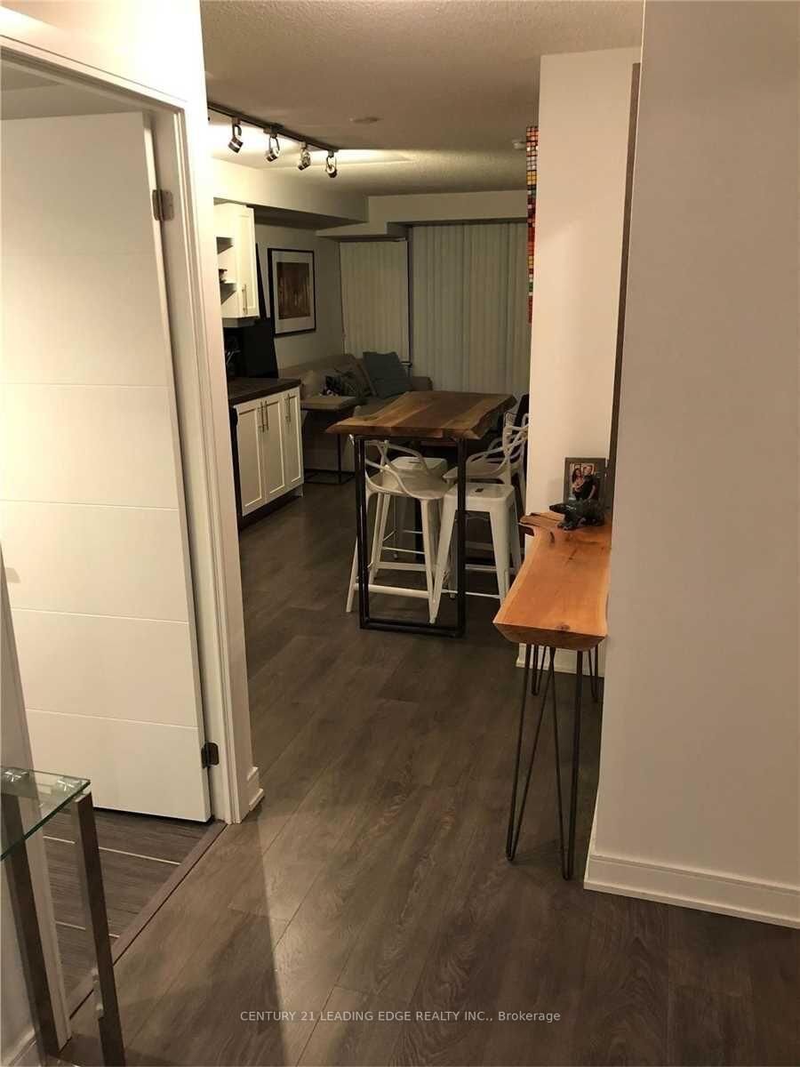 Property Photo:  525 Adelaide Street W 1034  ON M5V 1T6 