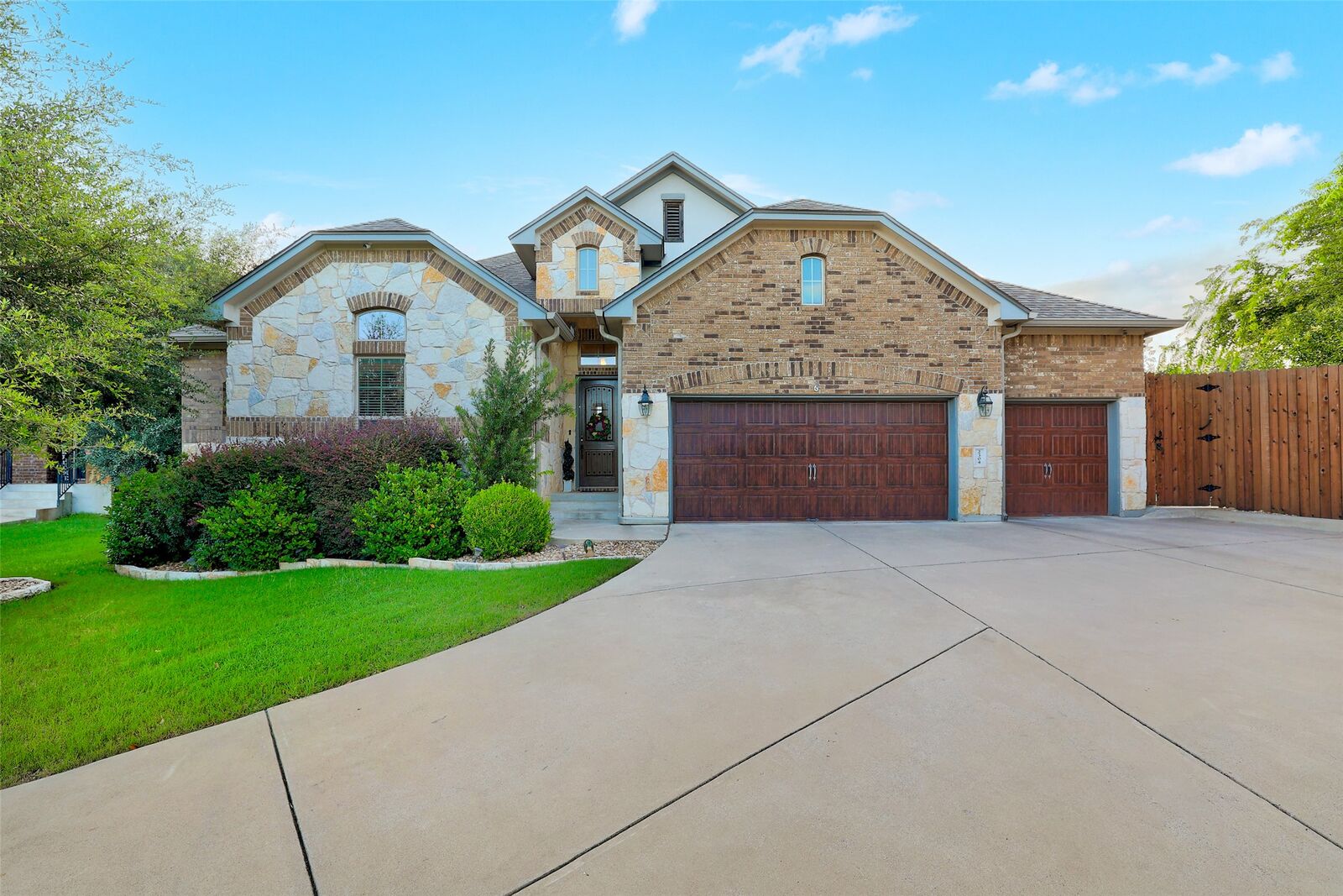 Property Photo: 2304 Vaquero Cove TX 78641