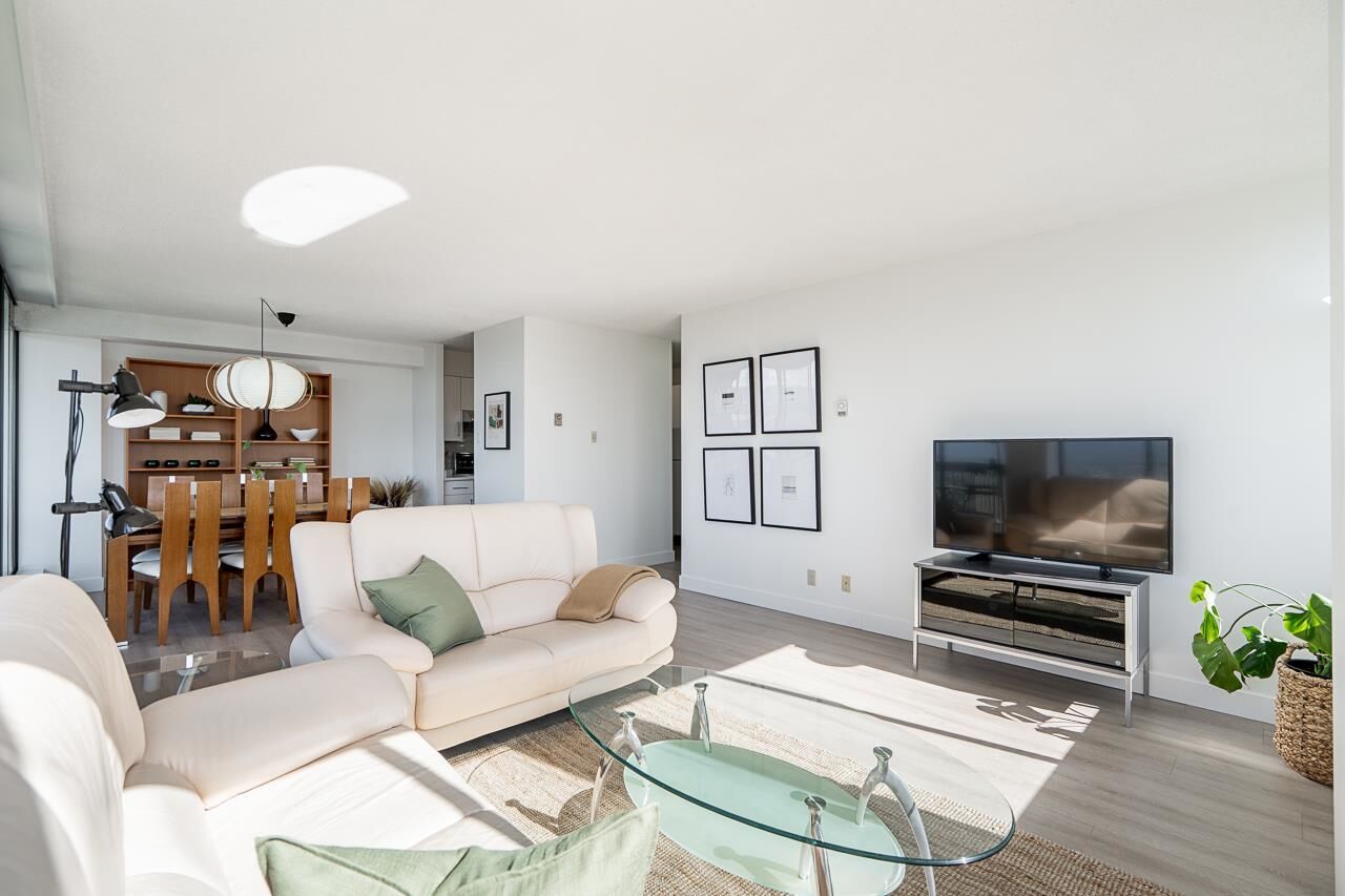 Property Photo: 6540 Burlington Avenue 2106 BC V5H 4G3