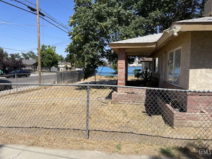 Property Photo:  