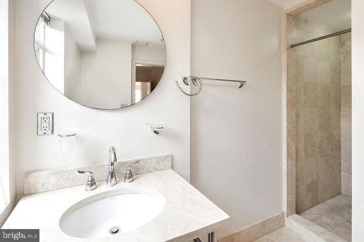Property Photo:  815 King Street 4A  VA 22314 