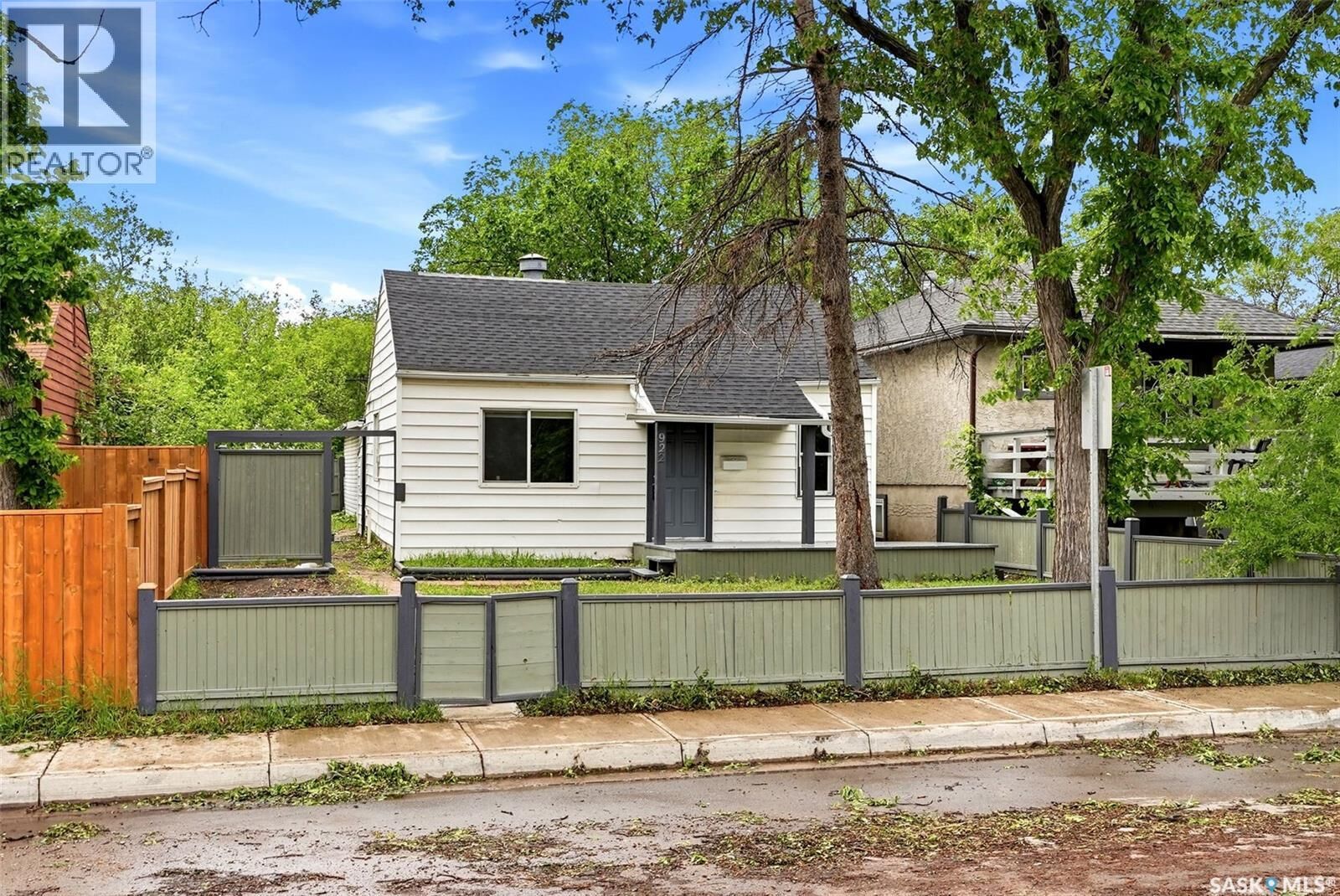 Property Photo:  922 Athol Street  SK S4T 3B7 
