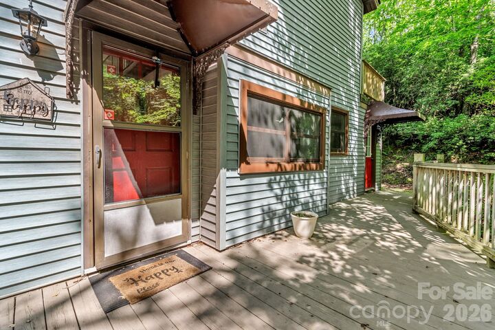 Property Photo: 571 Tsisqua Circle NC 28712