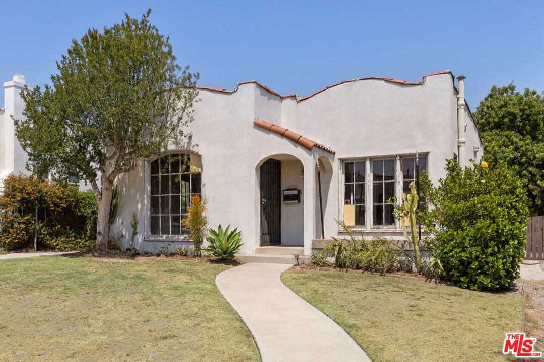 Property Photo: 1418 N Avenue 55 CA 90042