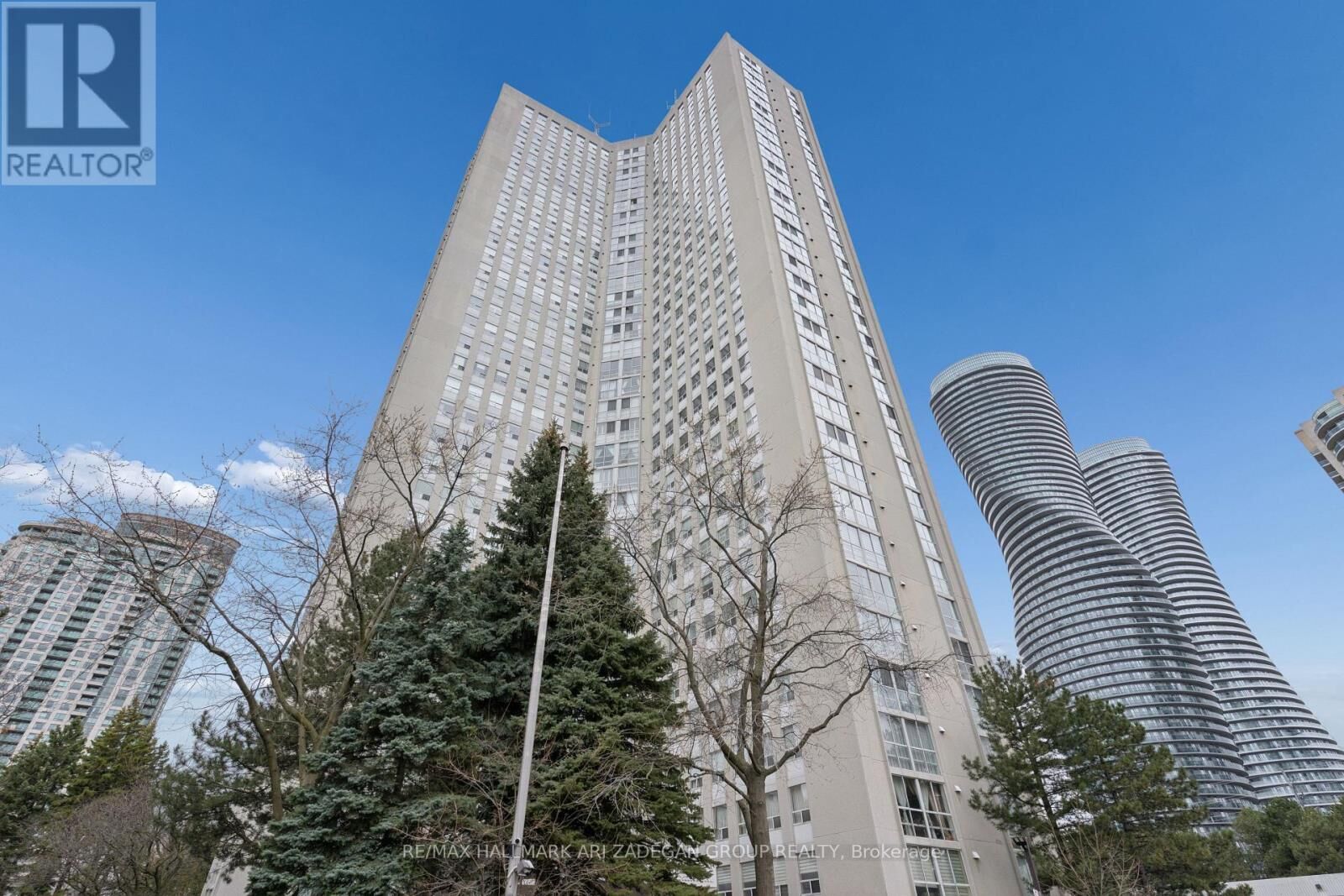 Property Photo:  3650 Kaneff Crescent 2704  ON L5A 4A1 