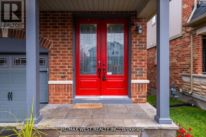 Property Photo:  31 Buxton Lane  ON L1C 0J9 