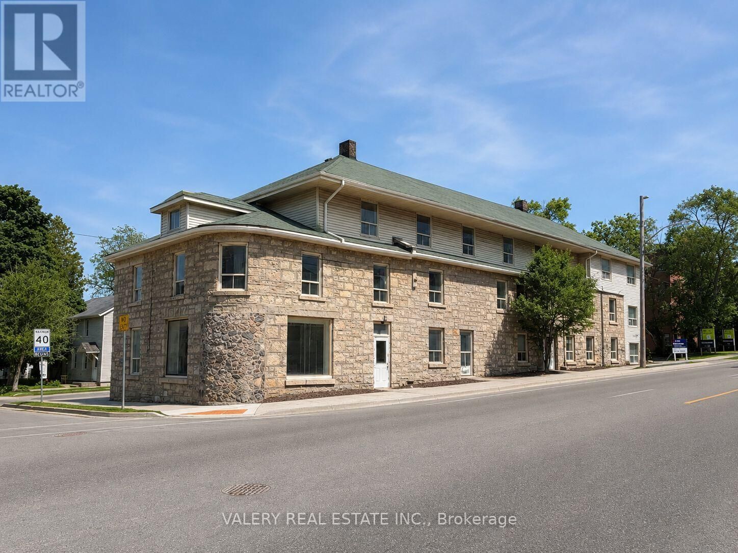 Property Photo:  220 Gordon Street 16  ON N1G 1X3 