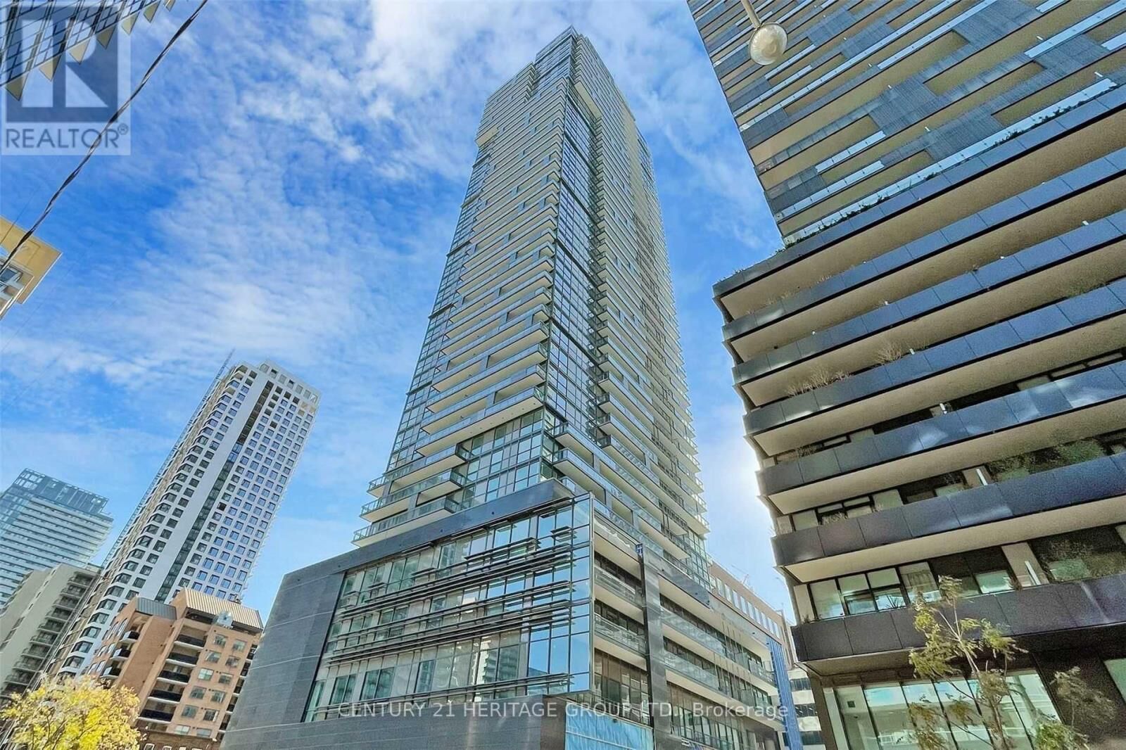 Property Photo: 39 Roehampton Avenue 2809 ON M4P 0G1