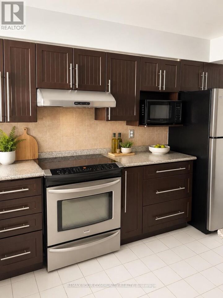 Property Photo: 8501 Bayview Avenue 1009 ON L4B 3J7