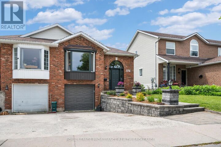 Property Photo:  576 Barnsley Crescent  ON K7M 8X3 