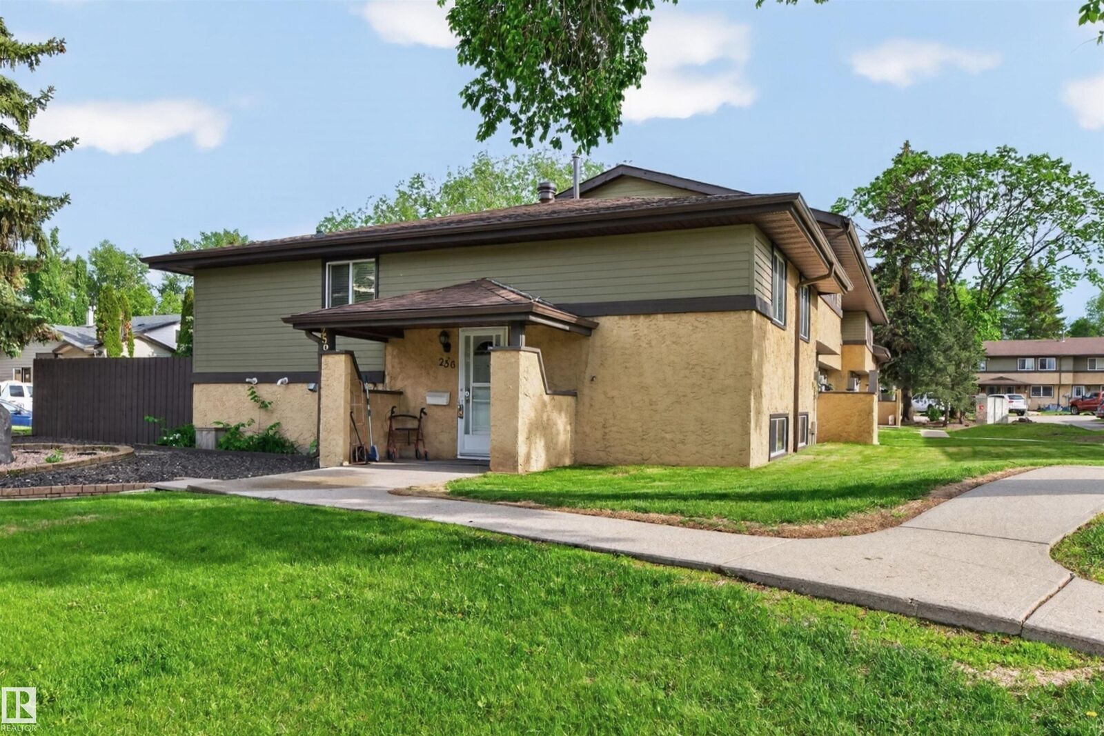 Property Photo: 256 Woodbridge Way AB T8A 3Y3