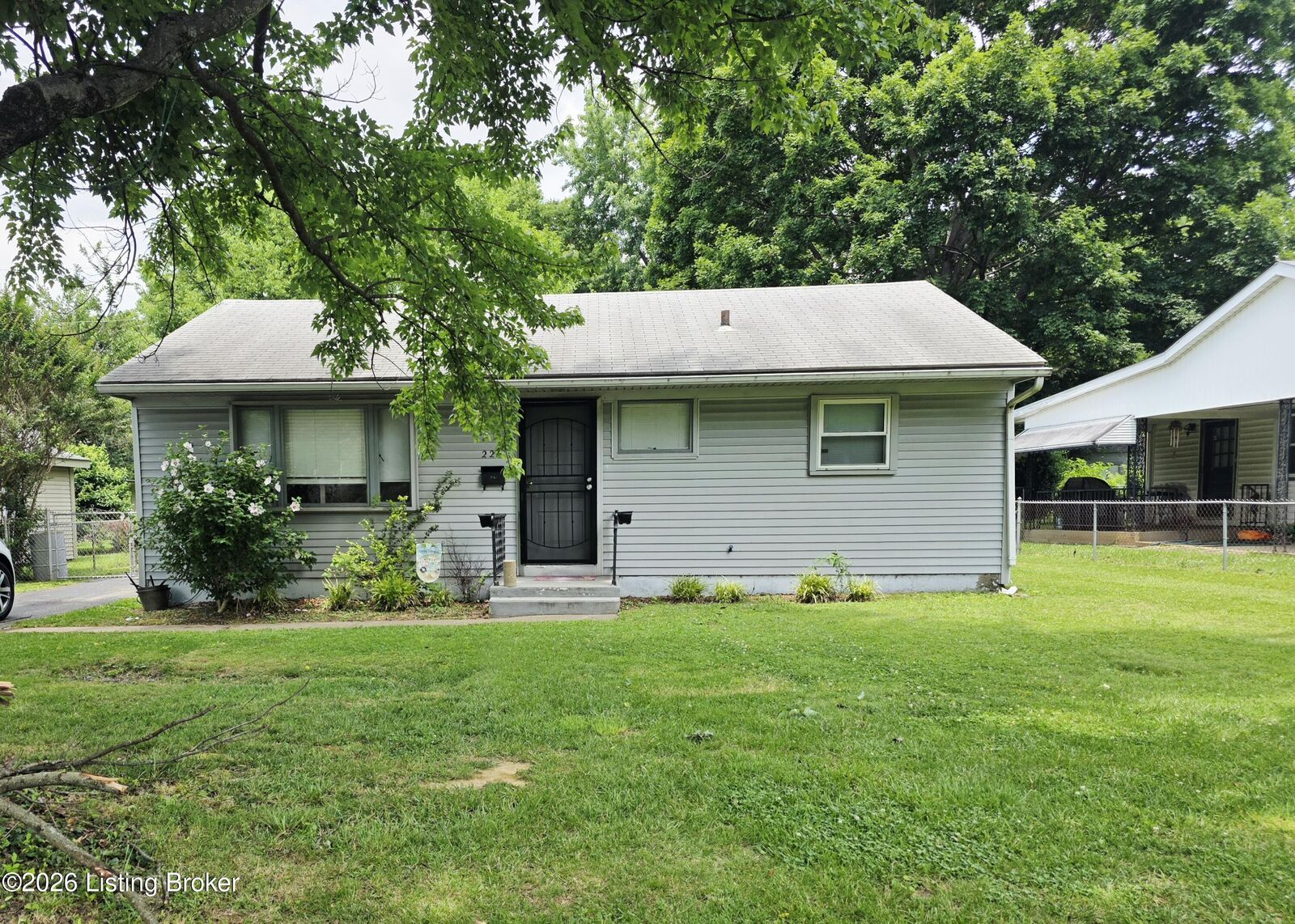 Property Photo: 226 Granvil Dr KY 40218