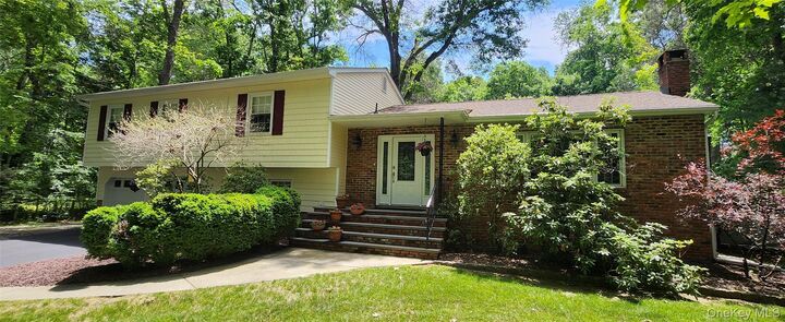 Property Photo:  32 Queen Anne Lane  NY 12590 