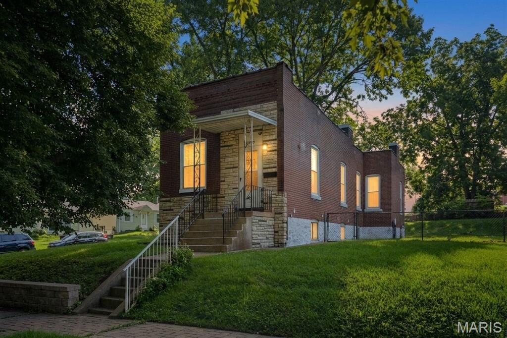 Property Photo:  3202 Regal Place  MO 63139 