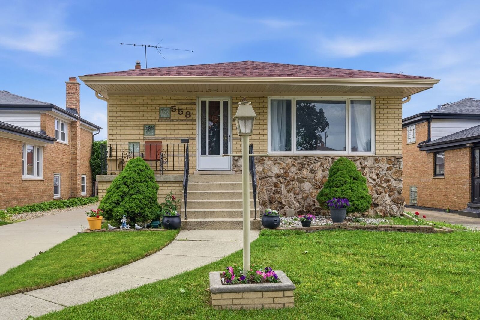 Property Photo: 558 Manistee Avenue IL 60409