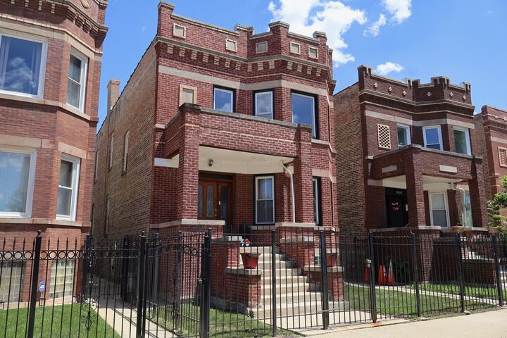 Property Photo: 921 N Leclaire Avenue IL 60651