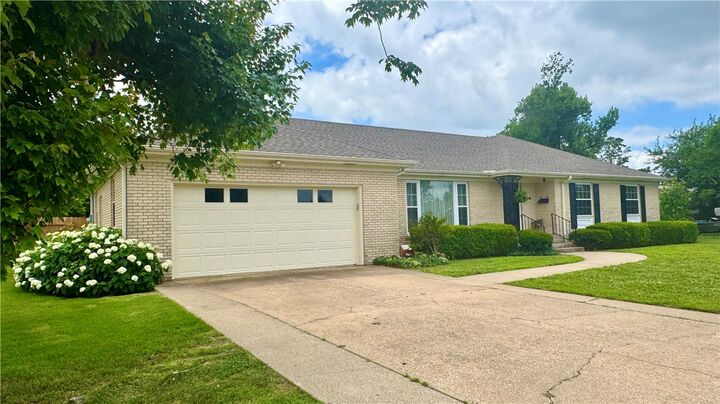 Property Photo: 1018 W Holly Street AR 72756
