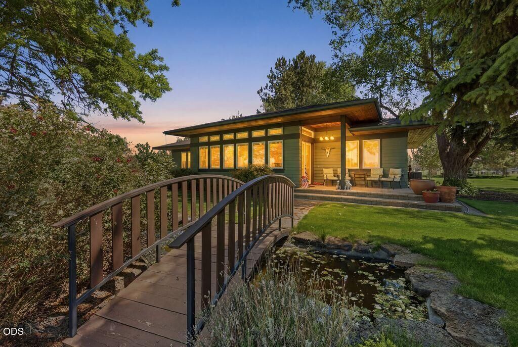 Property Photo: 6967 SW Quarry Avenue OR 97756