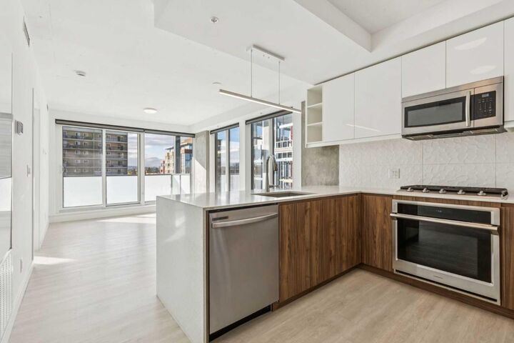 Property Photo:  327 9A Street NW 812  AB T2N 1T7 