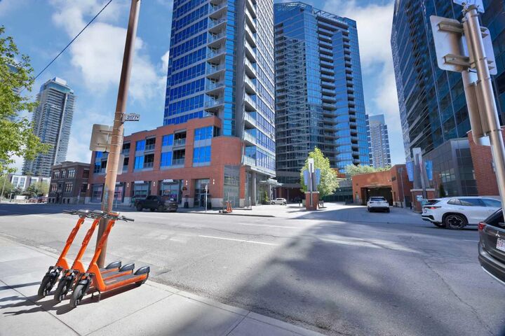 Property Photo: 225 11 Avenue SE 1003 AB T2G 0G3