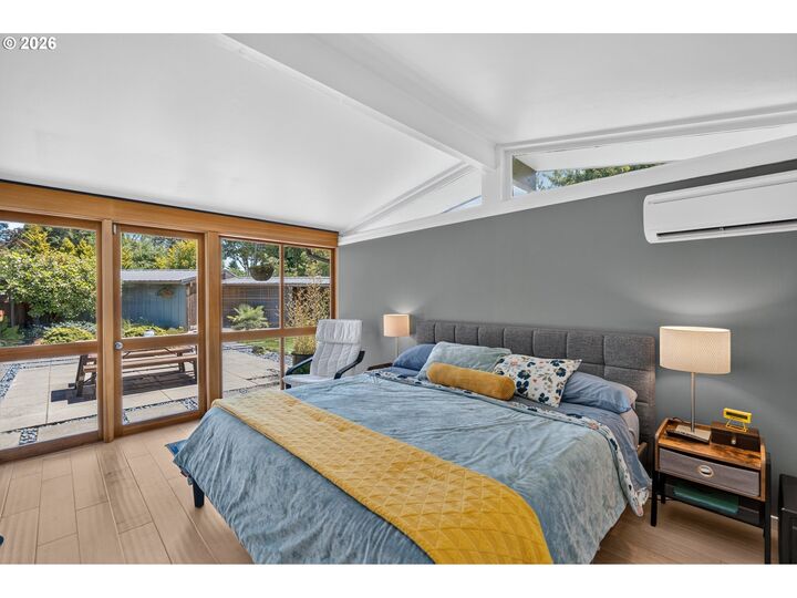Property Photo:  826 Delmar Pl  OR 97401 