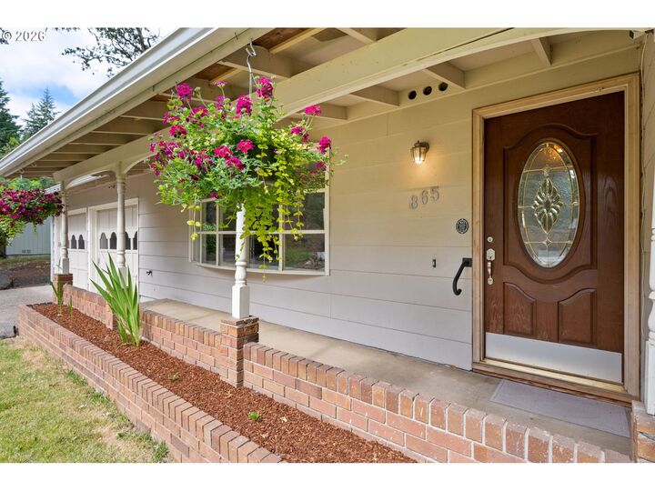 Property Photo: 865 E 43rd Ave OR 97405