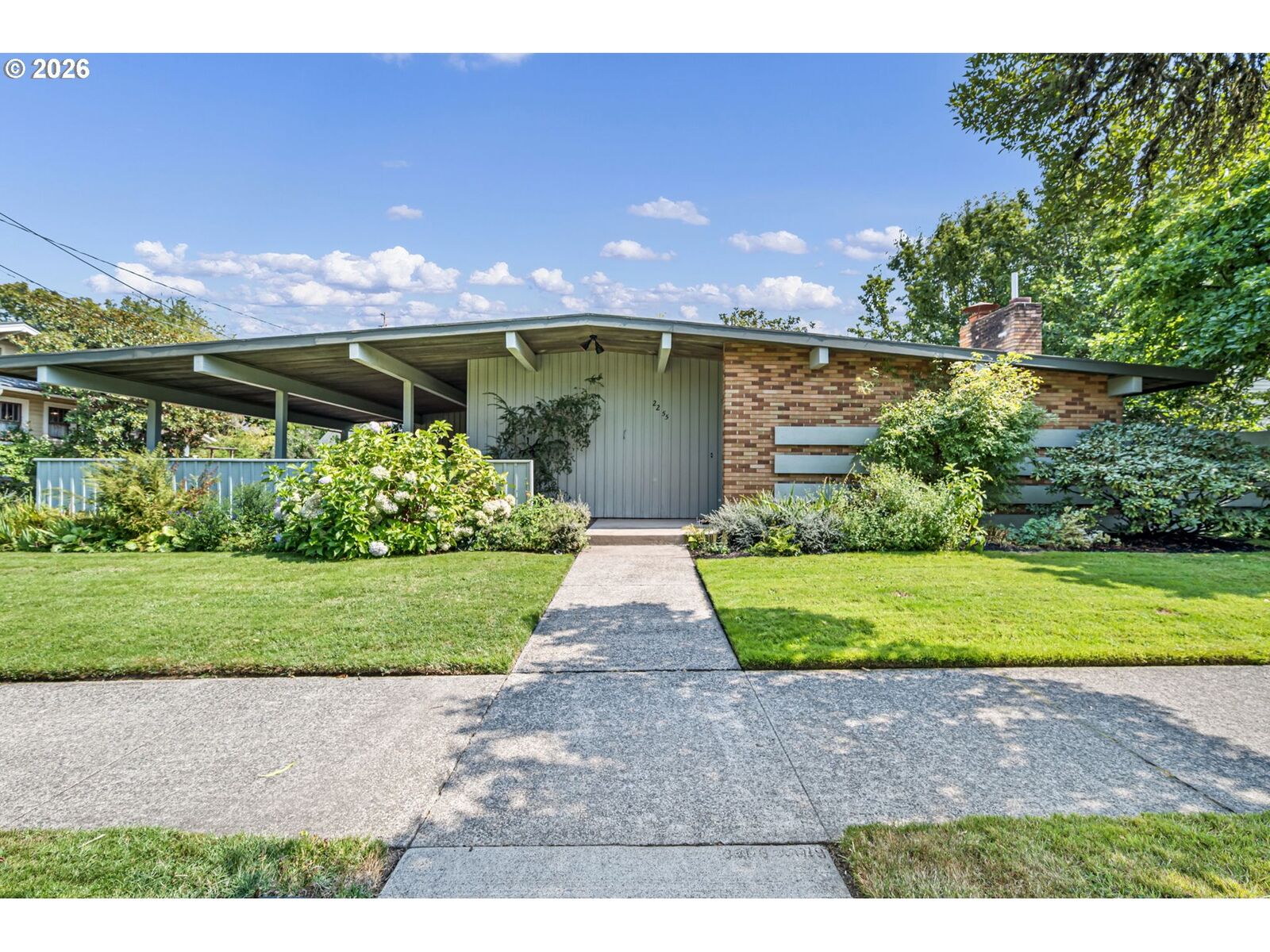 Property Photo:  2255 Alder St  OR 97405 