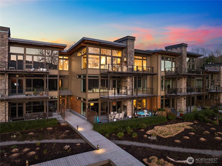 Property Photo: 4323 E Lake Sammamish Parkway SE 4323 WA 98029