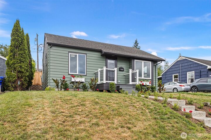 Property Photo:  1624  Pine Street 1  WA 98201 