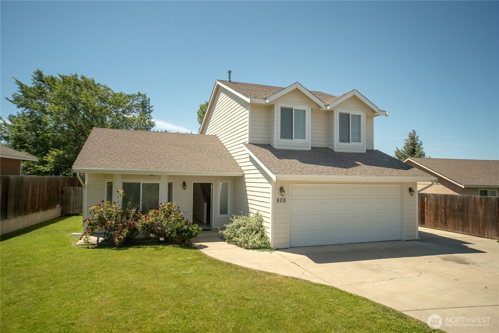 Property Photo: 808 Acacia Lane WA 98926