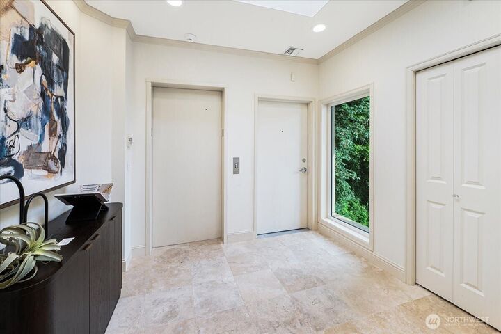 Property Photo:  1338  Alki Avenue SW 500  WA 98116 