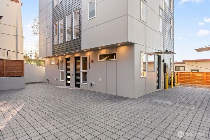 Property Photo:  2921  Franklin Avenue E B  WA 98102 