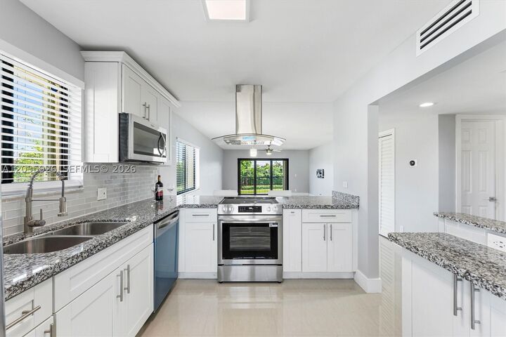 Property Photo: 16451 Blatt Blvd 201 FL 33326