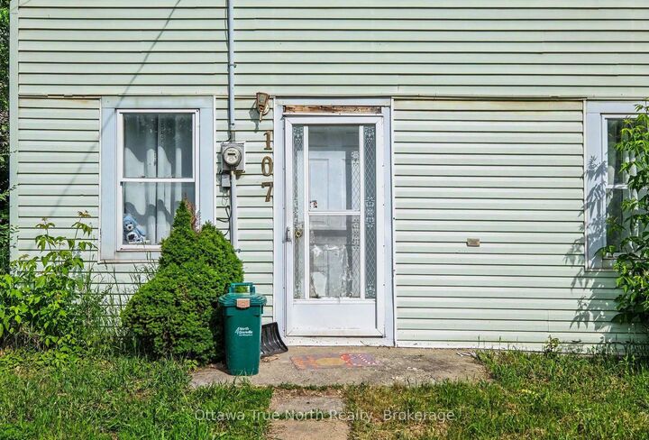 Property Photo:  107 Oxford Street E  ON K0G 1J0 