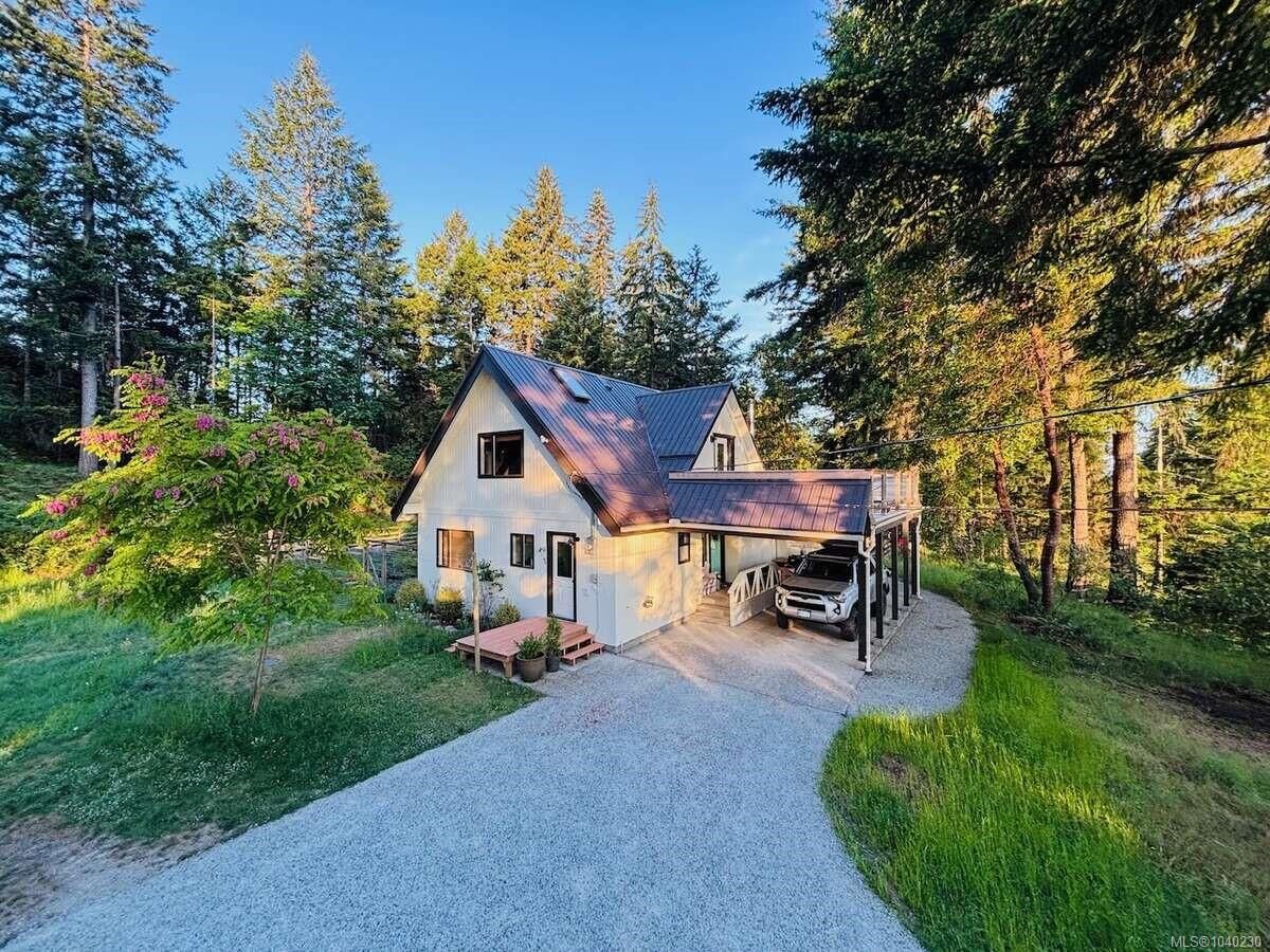 Property Photo: 261 Mobrae Ave BC V8K 1J7