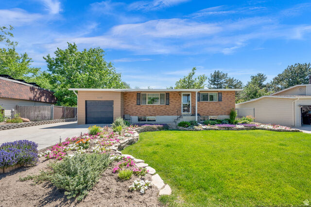 Property Photo: 1142 E Turquoise Way UT 84094