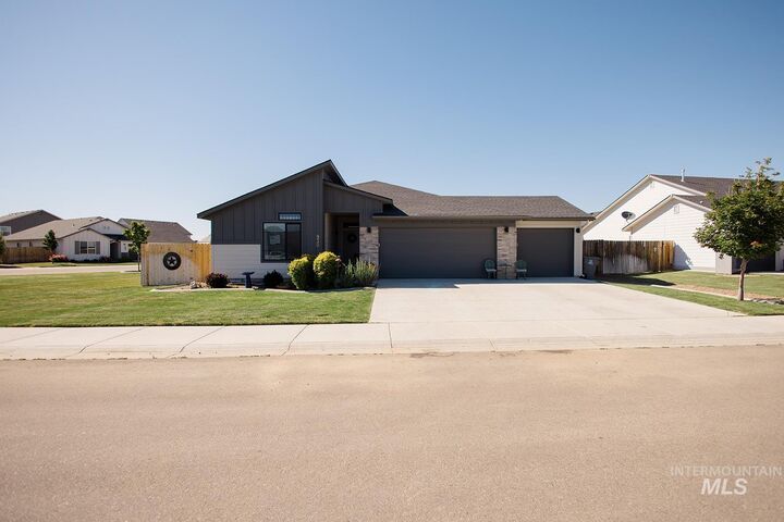 Property Photo: 930 SW Lago ID 83647