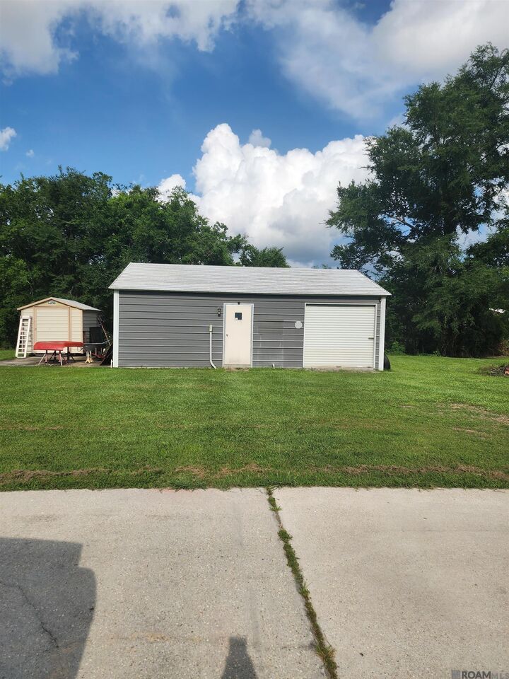 Property Photo: 17086 Parker Heights Dr LA 70769
