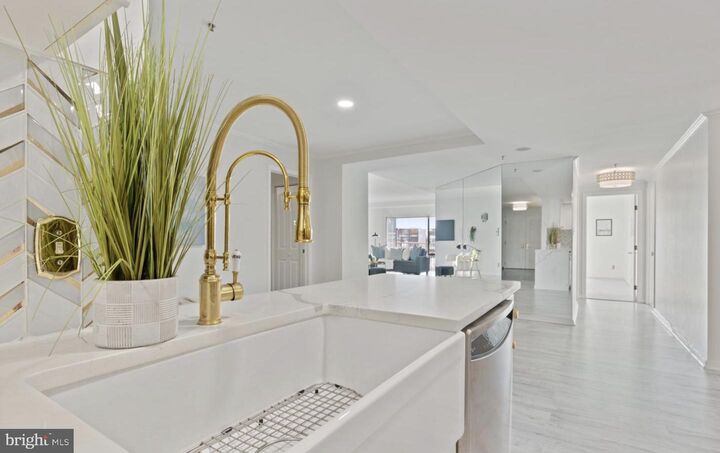 Property Photo:  250 President Street 600  MD 21202 