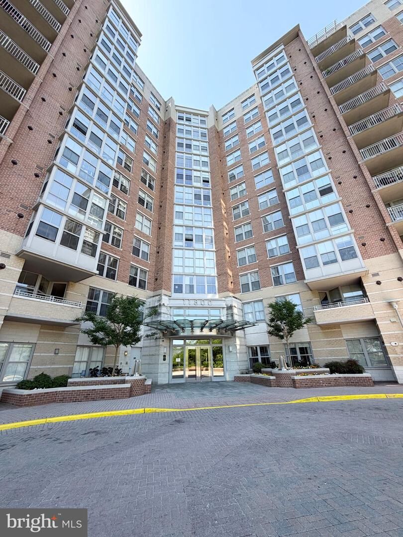 Property Photo: 11800 Sunset Hills Road 422 VA 20190