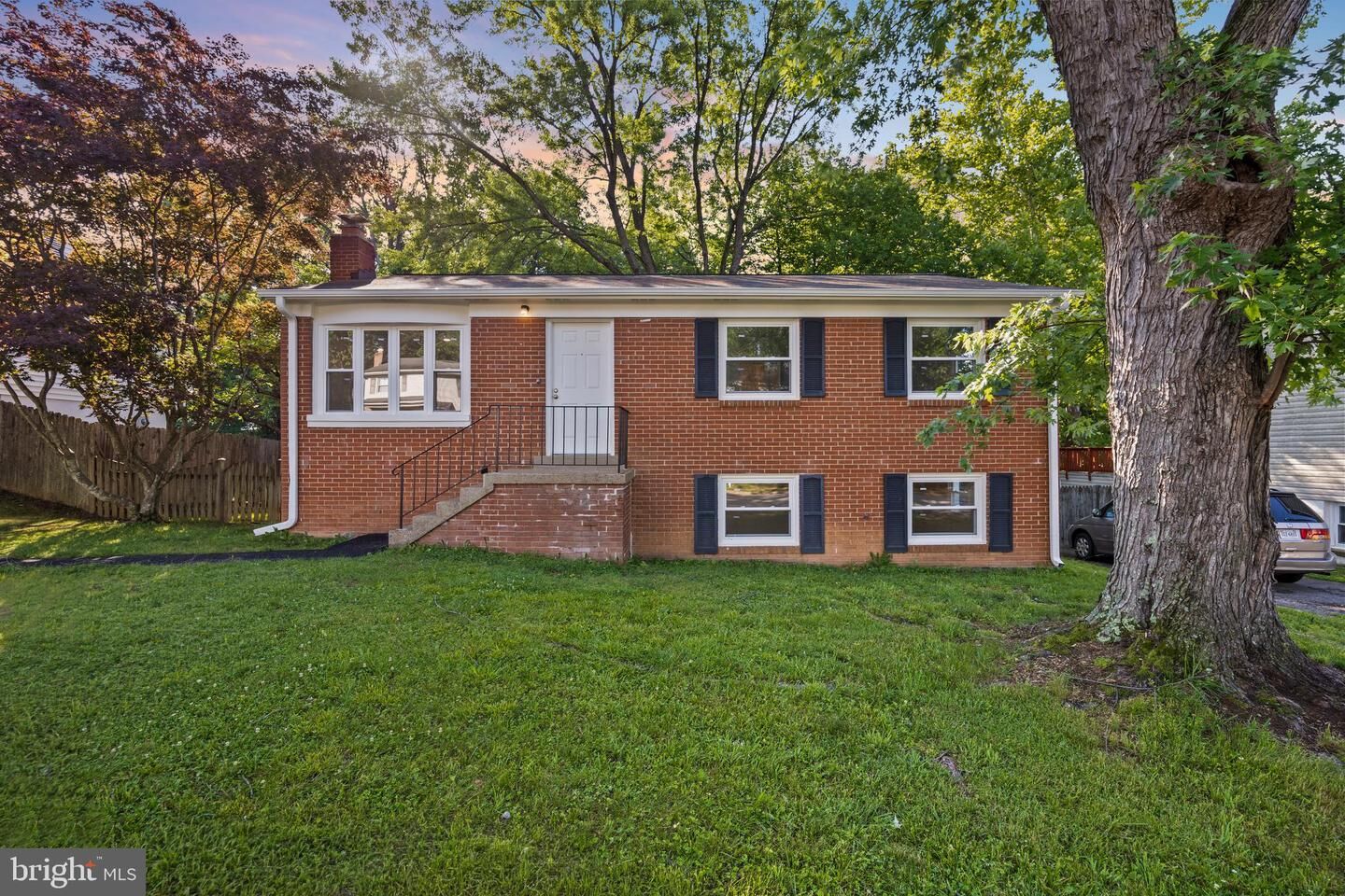 Property Photo: 13907 Lynhurst Drive VA 22193